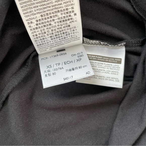 Levis 90s Serif Logo Perfect Graphic Tee Shirt in Caviar Black NWT - Picture 8 of 10